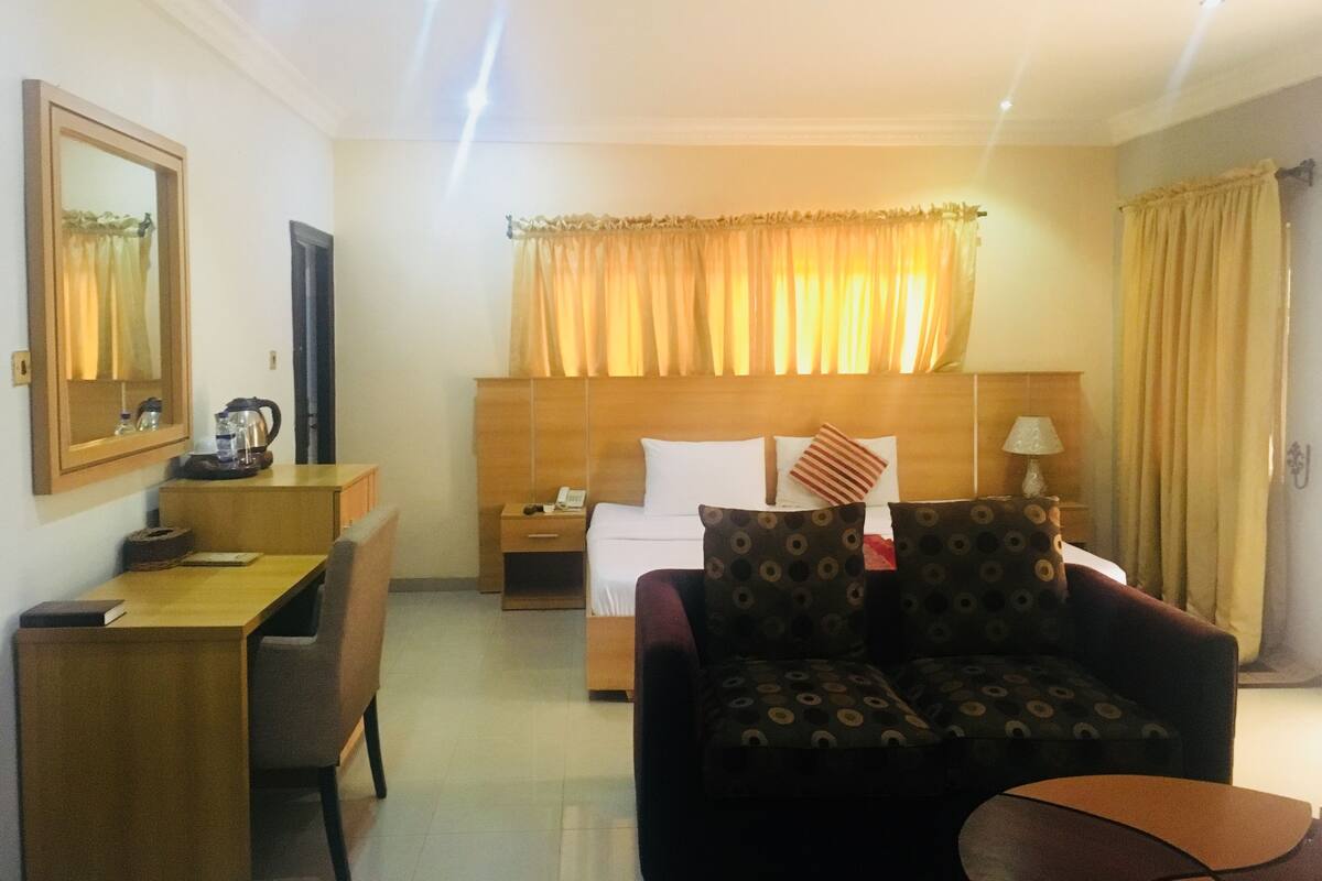 Luxury Apartment | Meja, ruang kerja komputer riba, Wi-fi percuma, cadar katil
