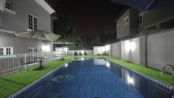 Hồ bơi ngoài trời