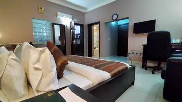 Sheer Suite 2 Bed | In-room safe, desk, soundproofing, free WiFi