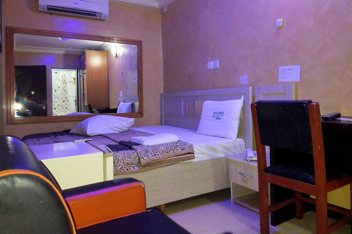 Chambre Exécutive, 1 grand lit | Salle de séjour | Télévision LED de 32 pouces avec chaînes par satellite, télévision