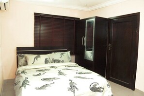 Standaard kamer | Een bureau, een laptopwerkplek, beddengoed