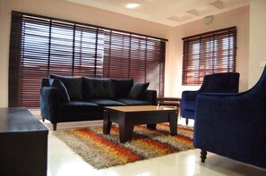 Een 32-inch lcd-televisie met kabelzenders en televisie