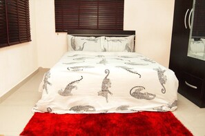 Skrivebord, skrivebord for bærbar PC og sengetøy