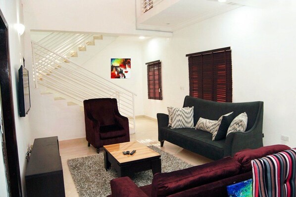 Een 32-inch lcd-televisie met kabelzenders en televisie