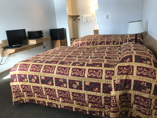 غرفة - سريران كبيران | منطقة المعيشة