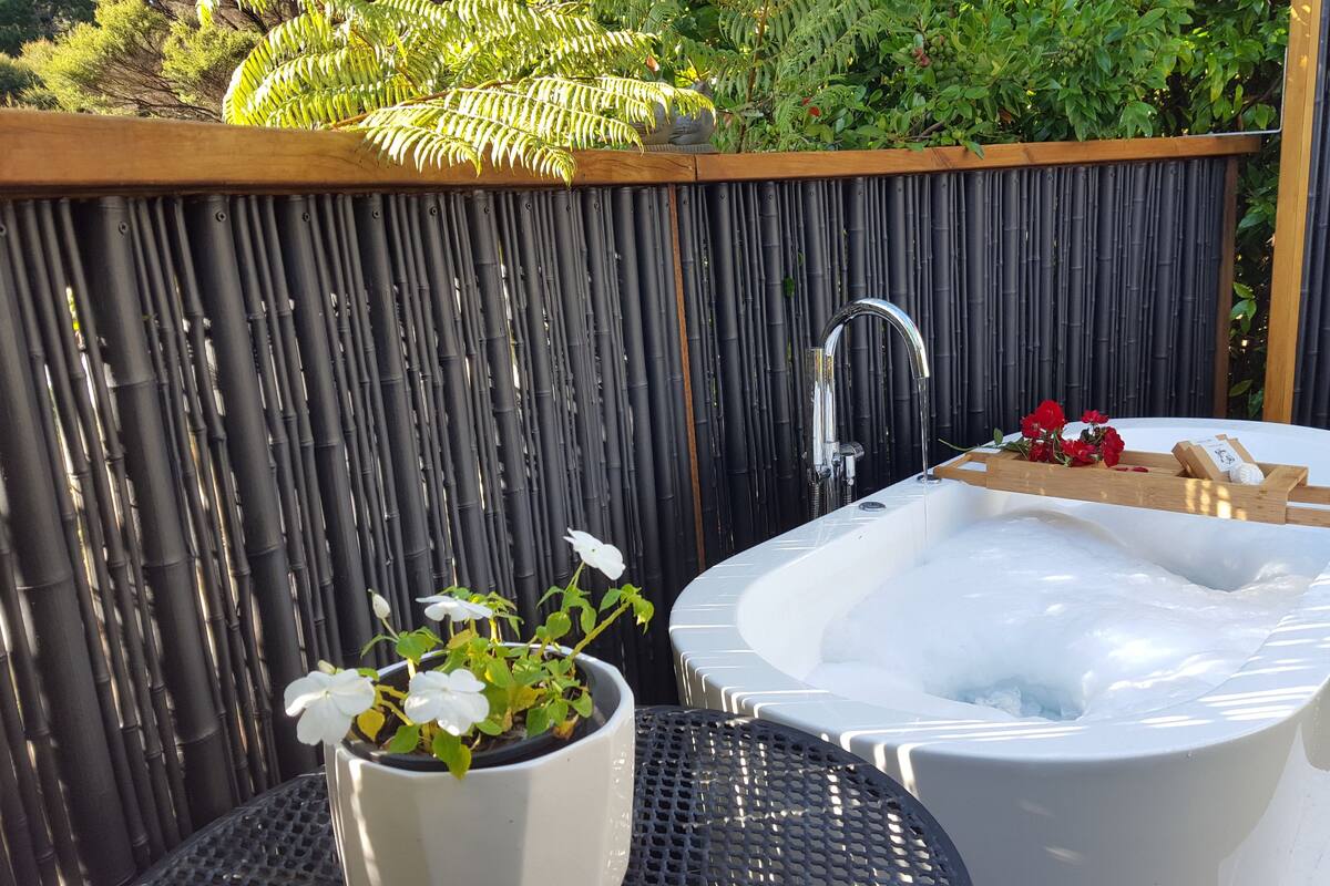 Romantic Cottage, 1 Bedroom, Garden View, Garden Area | Jetted bathtub