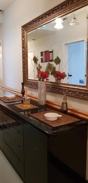 Douche, articles de toilette gratuits, sèche-cheveux