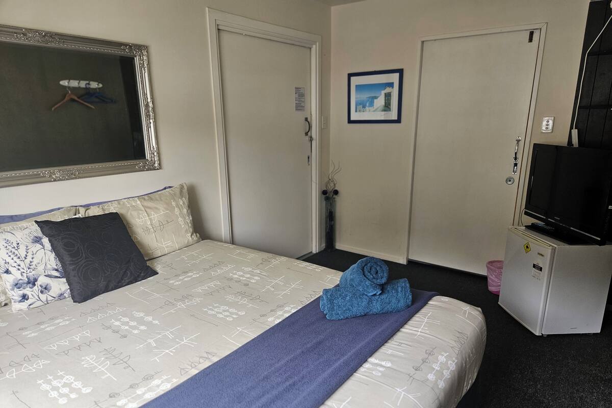 King Room | Desk, iron/ironing board, free WiFi, bed sheets