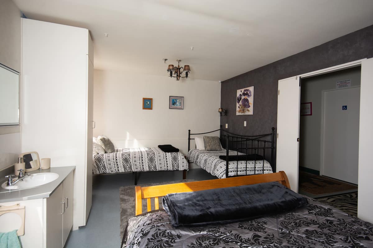 Family Room Fits 4 | Desk, iron/ironing board, free WiFi, bed sheets