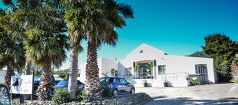 Piwaka Lodge and Backpackers