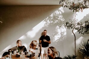 Frukost enligt egen beställning varje dag (USD 10 per person)