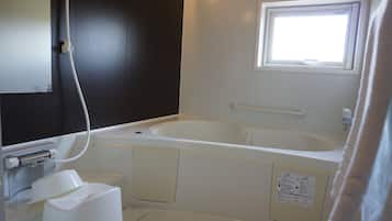 Baignoire et douche séparées, baignoire relaxante profonde