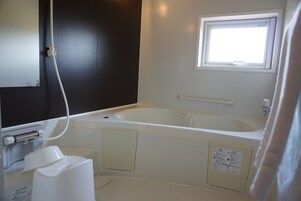 Separate bathtub and shower, deep-soaking bathtub, free toiletries