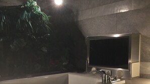A modern bathroom with a large bathtub, a vanity, and a sink. - Hotel venus NEO - Adults Only (Nagoya)