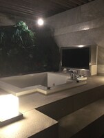 Herbergi með tvíbreiðu rúmi (Run of the House) | Baðherbergi | Baðker með sturtu, snyrtivörur án endurgjalds, hárblásari, inniskór