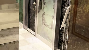 An elevator with a marble wall and a sign that reads "Hotel Venus." - Hotel venus NEO - Adults Only (Nagoya)