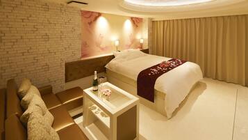 Chambre Double (Run of the House)