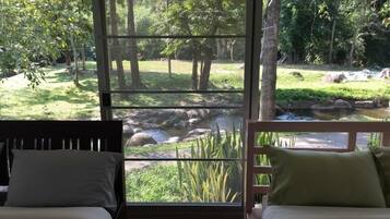 Baan Aueng Phueng | Työpöytä, lisävuoteet, ilmainen Wi-Fi