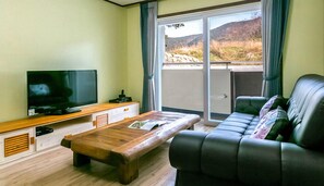 Kamer, uitzicht op bergen (Korean Ondol) | Woonruimte | Flatscreentelevisie