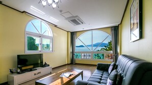Room, Sea View (Korean Ondol) - Tongyeong Beach Castle Hotel (Tongyeong)