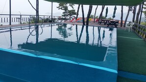 Indoor/outdoor pool - Tongyeong Beach Castle Hotel (Tongyeong)