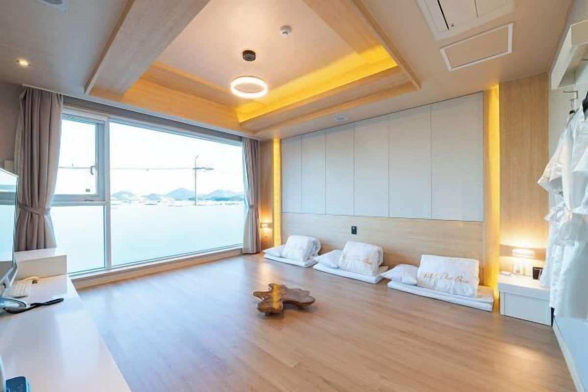 Edredón, cortinas blackout, wifi gratis y ropa de cama