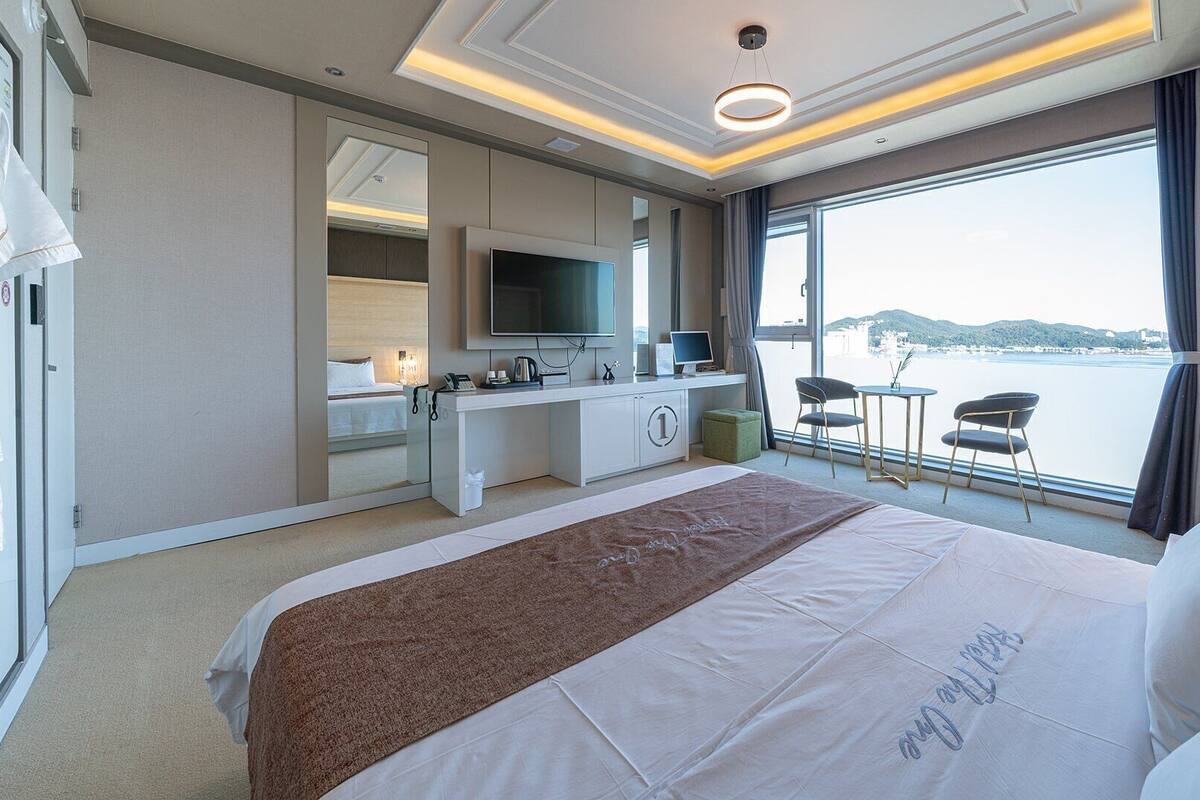 Down comforters, blackout drapes, free WiFi, bed sheets