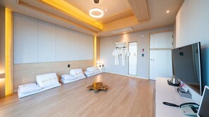 Hansil (Ondol) Room | Edredones de plumas, cortinas opacas, wifi gratis y ropa de cama