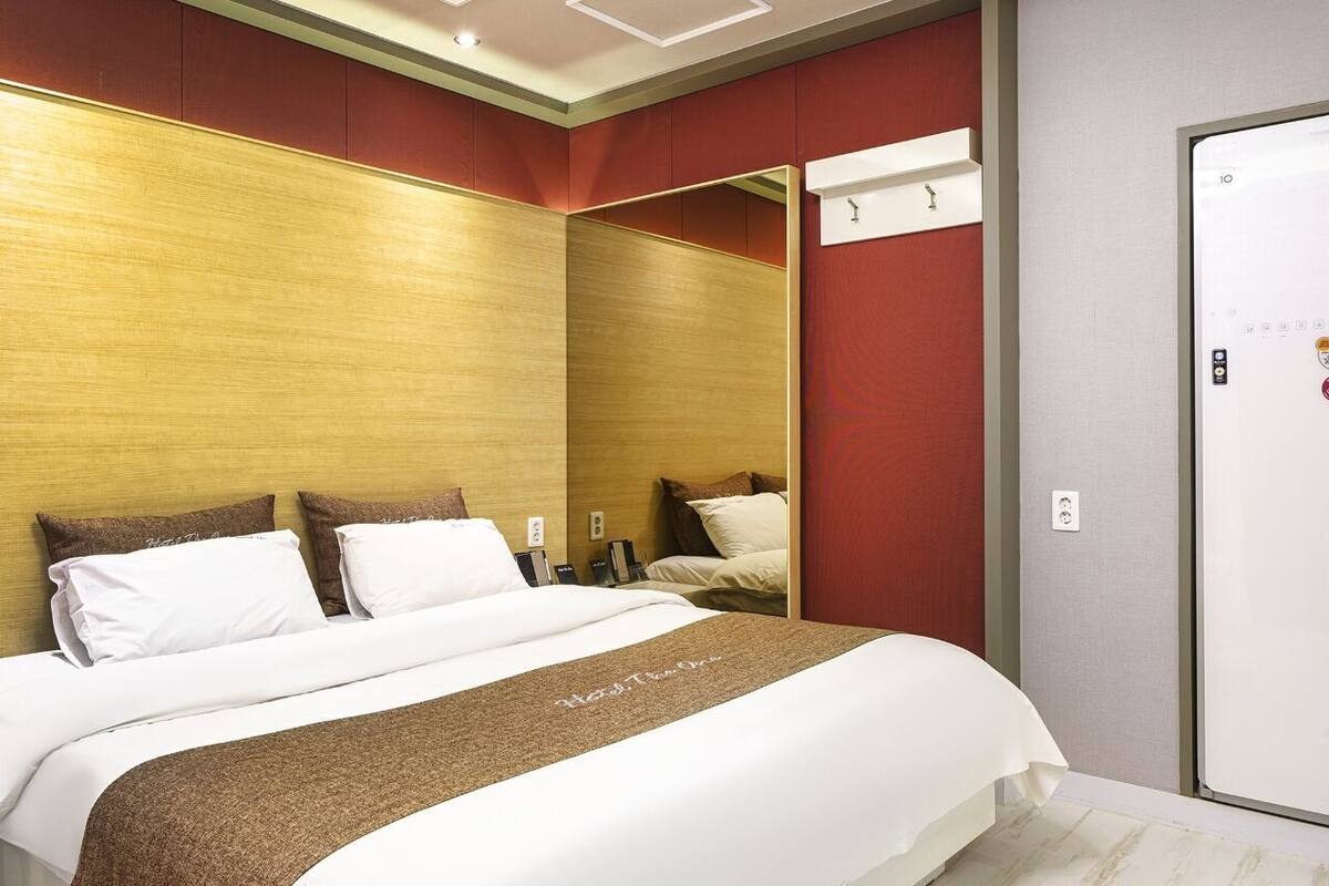 Down comforters, blackout drapes, free WiFi, bed sheets