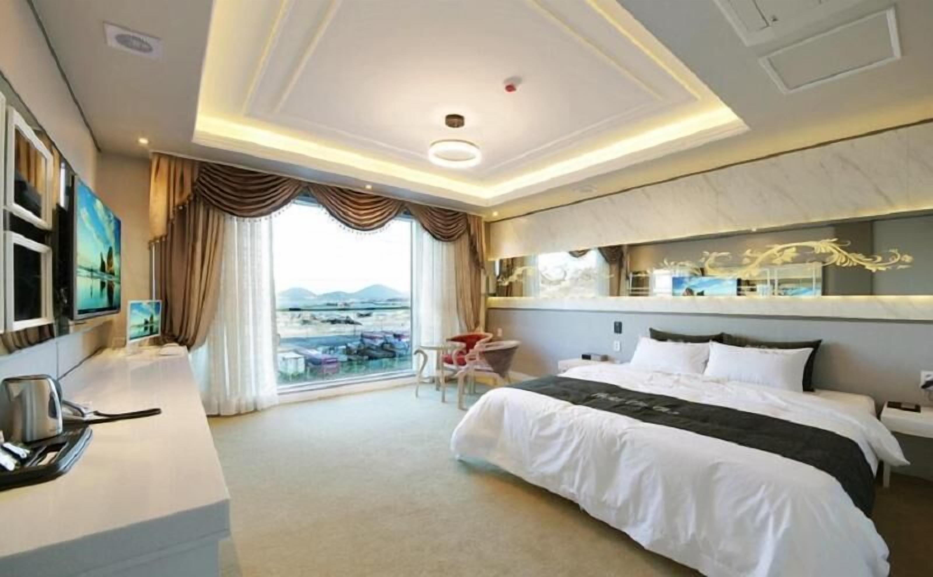 Down comforters, blackout drapes, free WiFi, bed sheets