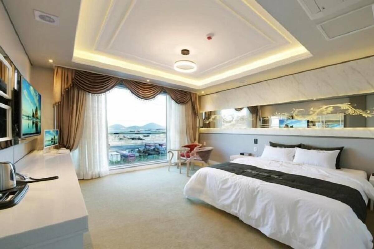 Down comforters, blackout drapes, free WiFi, bed sheets