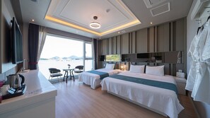 Habitación familiar con 2 camas individuales, vistas al puerto | Edredones de plumas, cortinas opacas, wifi gratis y ropa de cama