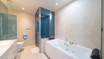 Un baño moderno con ducha de cristal, bañera blanca y lavabo.