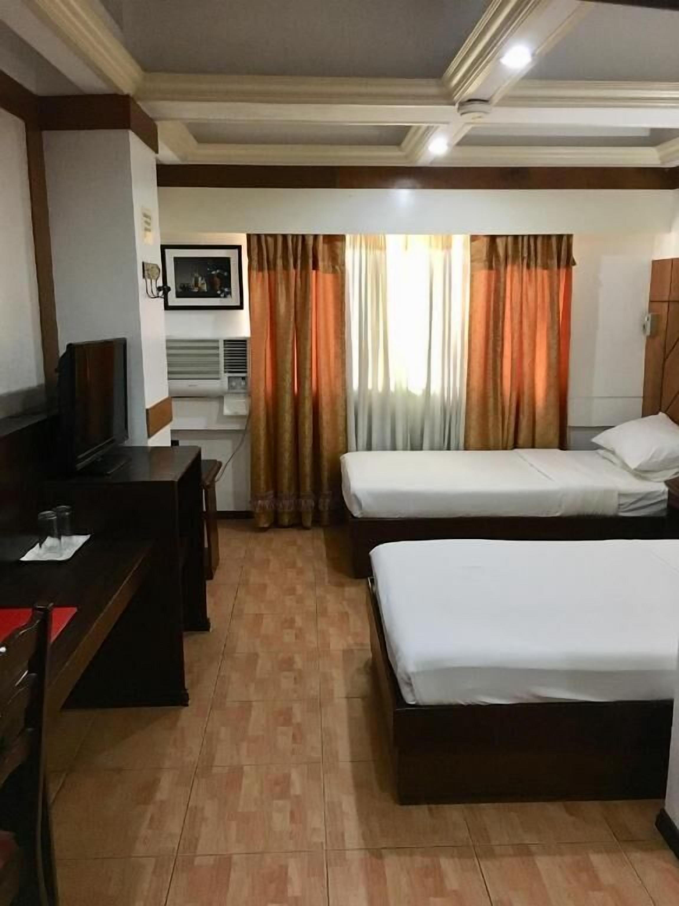 Meja, seterika/papan seterika, katil bayi/kot (surcaj), Wi-fi percuma 