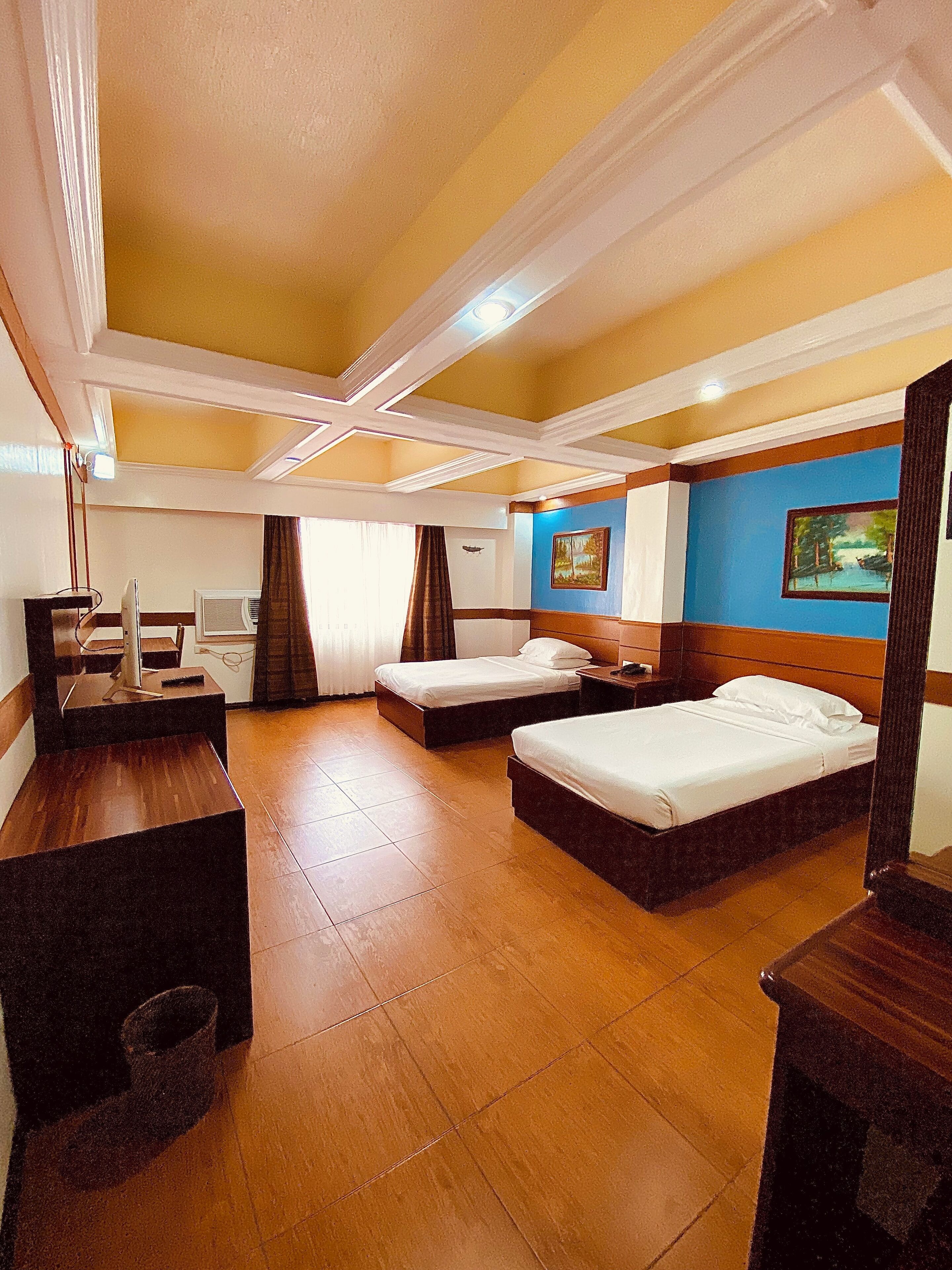 Escritorio, tabla de planchar con plancha, cunas y wifi gratis 