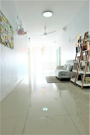 32-tommers LED-tv med kabelkanaler, tv