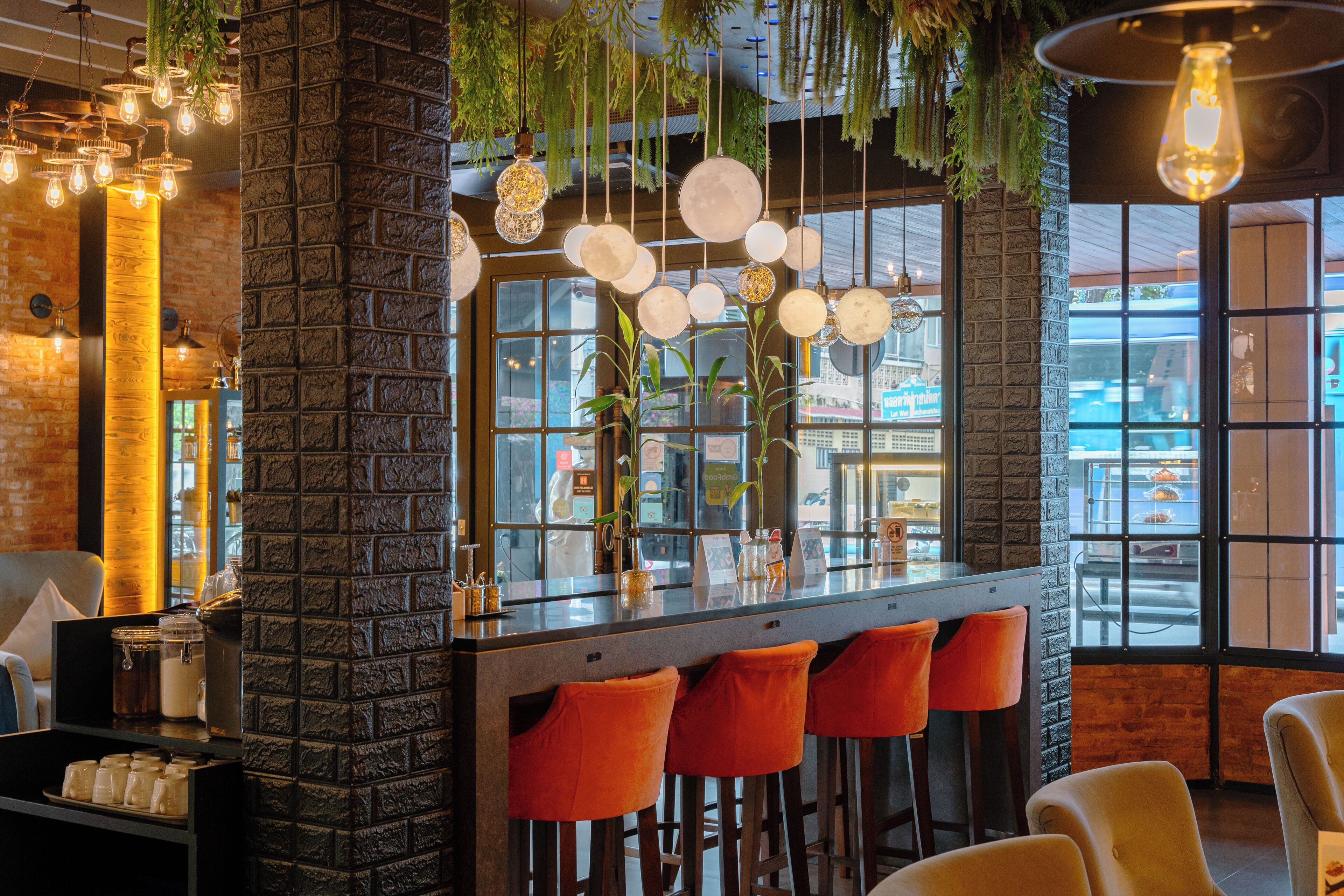 Breakfast, lunch, dinner served; Thai cuisine 