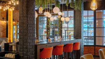 Breakfast, lunch, dinner served; Thai cuisine