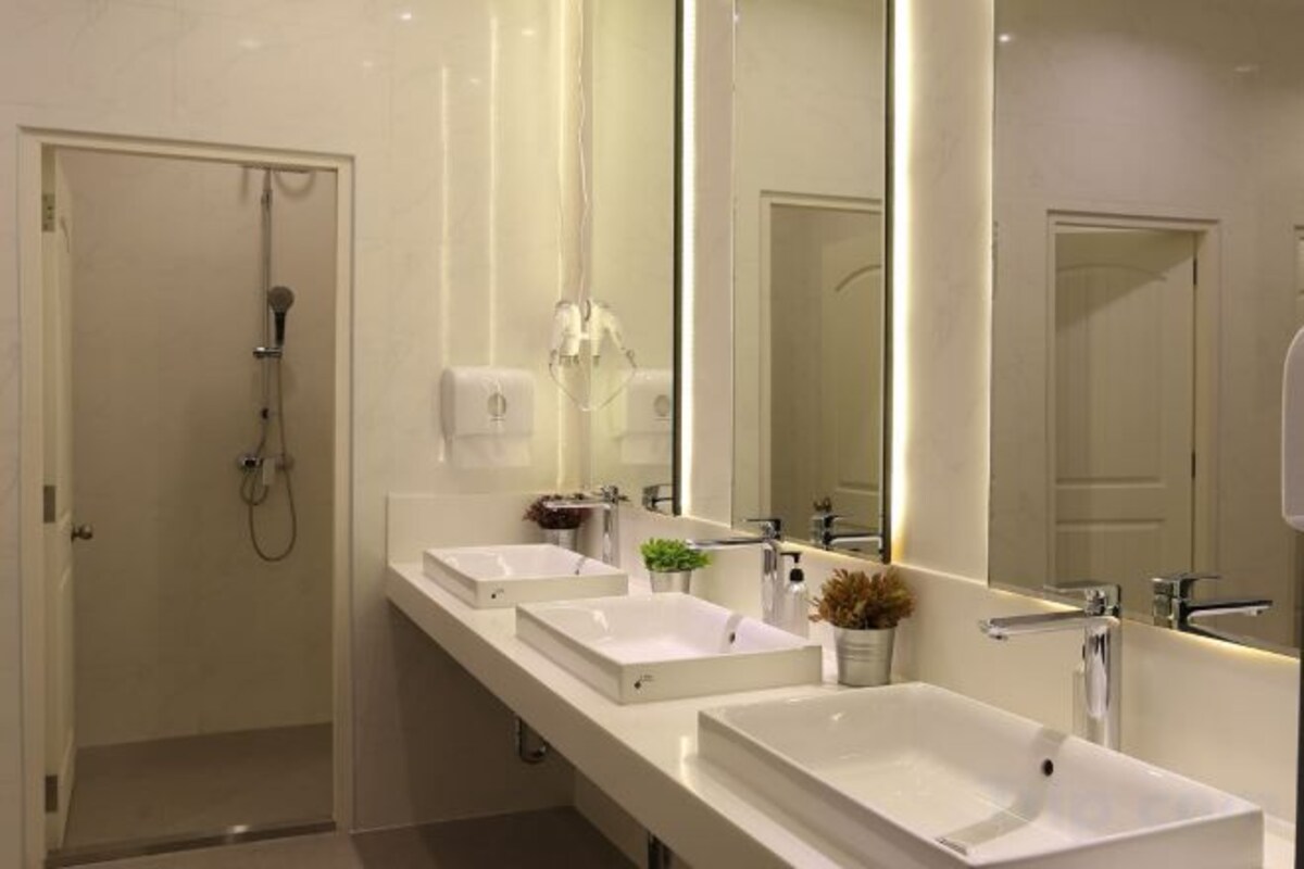 Bathroom | Shower, rainfall showerhead, free toiletries, hair dryer