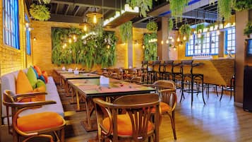 Breakfast, lunch, dinner served; Thai cuisine