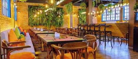 Breakfast, lunch, dinner served; Thai cuisine