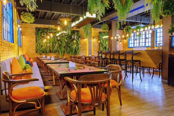 Breakfast, lunch, dinner served; Thai cuisine 