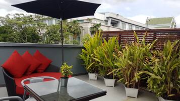 6 Beds Female Dormitory, Balcony | Uitzicht vanaf balkon