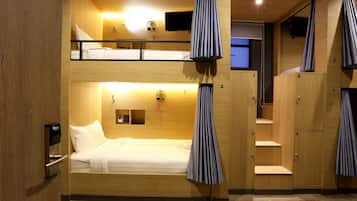 4 Beds Mixed Dormitory | Zimmersafe, individuell dekoriert, Verdunkelungsvorhänge