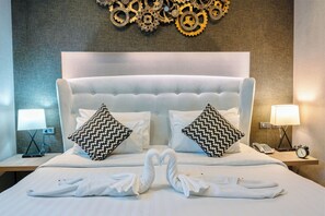 In-room safe, individually decorated, blackout curtains, free WiFi - The Printing House Poshtel - Hostel (Bangkok)