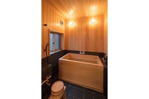 傳統獨棟房屋, 2 間臥室, 廚房, 花園景觀 (Garaku-an) | 浴室 | 獨立浴缸和淋浴設備、全浸式浴缸、免費盥洗用品、吹風機