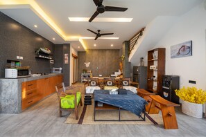 Superior villa, 3 hálószobával, privát medence | Nappalirész | 42 hüvelyk képátmérőjű 
okostévé, amelyen többféle kábelcsatorna nézhető