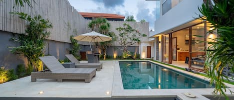 Una piscina al aire libre