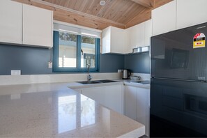 Villa Deluxe | Cocina privada | Frigorífico grande, microondas, placa de cocina y cafetera o tetera