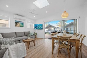 Deluxe Family Villa (3BR) | Oleskelualue | Taulutelevisio